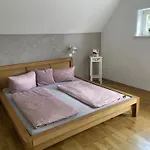 Mit Giebelzimmer *