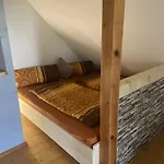 Mit Giebelzimmer *