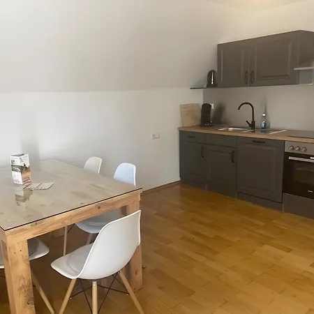 Apartment Mit Giebelzimmer *